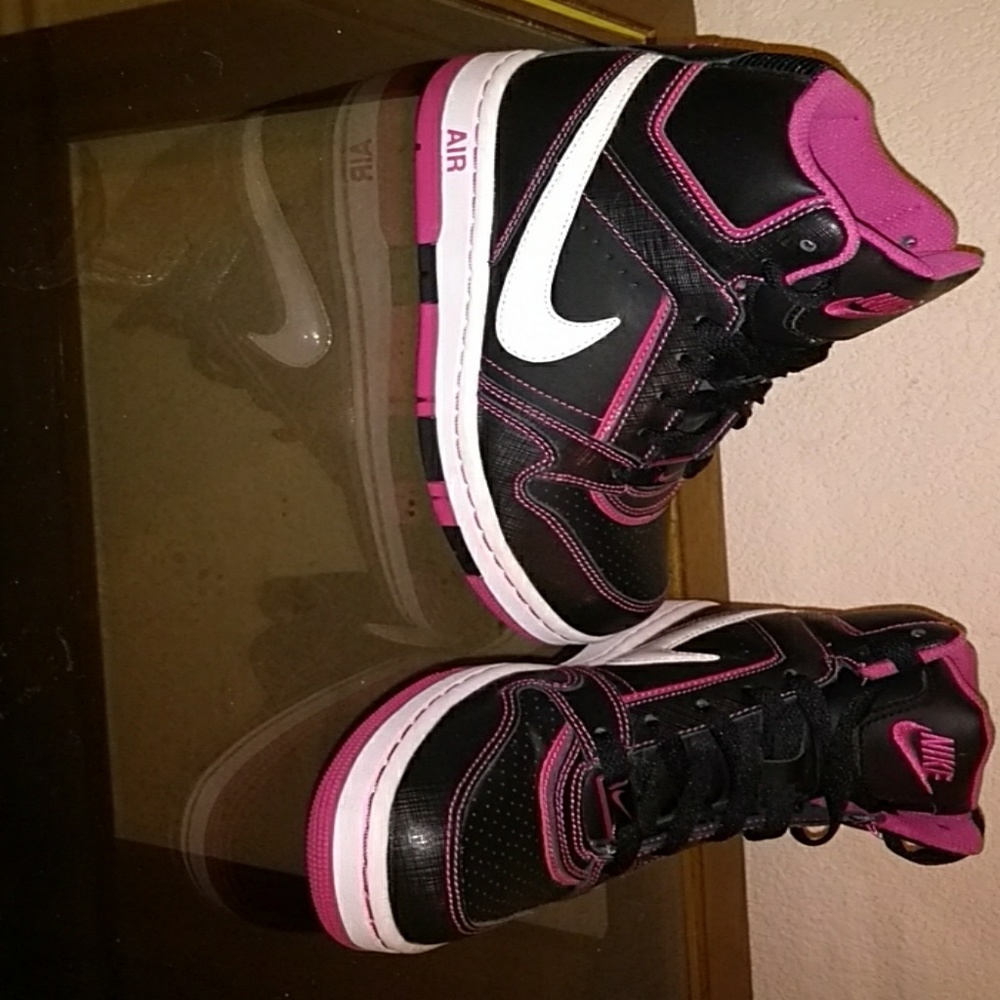 Size 7 Nike high top Sneakers. Only worn once.